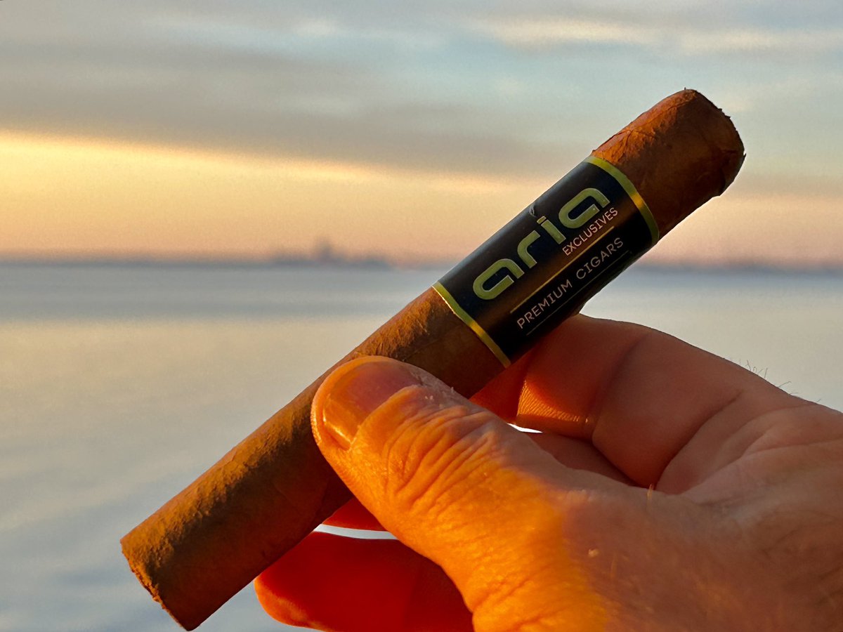 La mejor foto para desearles Buenos días! 

Picture by @mjanzalone 

#botl #tabaco #humo #usa #RepublicaDominicana #amokers #tabacaleras #cigars