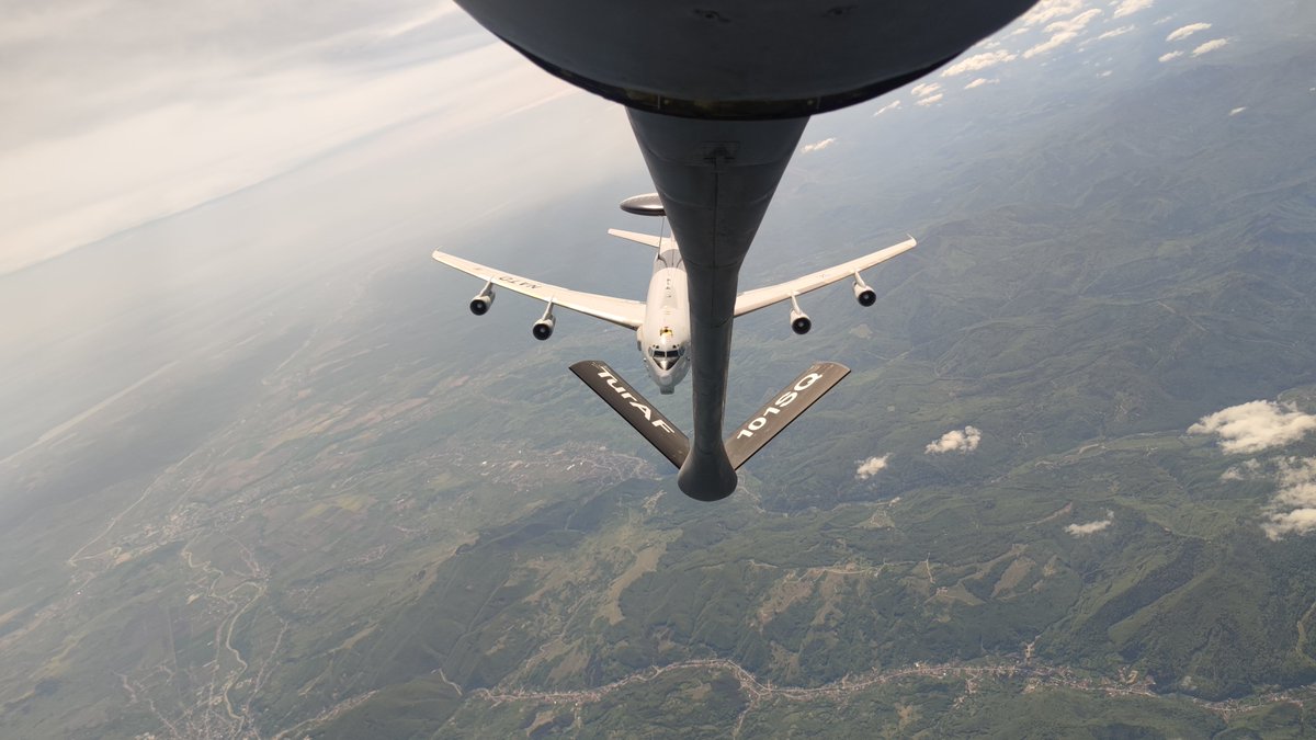 NATO Güvence Tedbirleri kapsamında Hava Kuvvetlerimize ait KC-135R tanker uçağı, NATO’ya ait E-3A AWACS uçağına Romanya üzerinde yakıt ikmali yaptı.

Within NATO Assurance Measures, 🇹🇷 AF KC-135R Stratotanker provided aerial refueling to NATO E-3A AWACS over Romania.