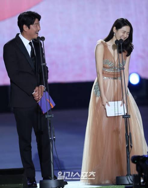 Baeksang 2018 - the year #Sonyejin was both the Best actress for film announcer and nominee 💗💗💗