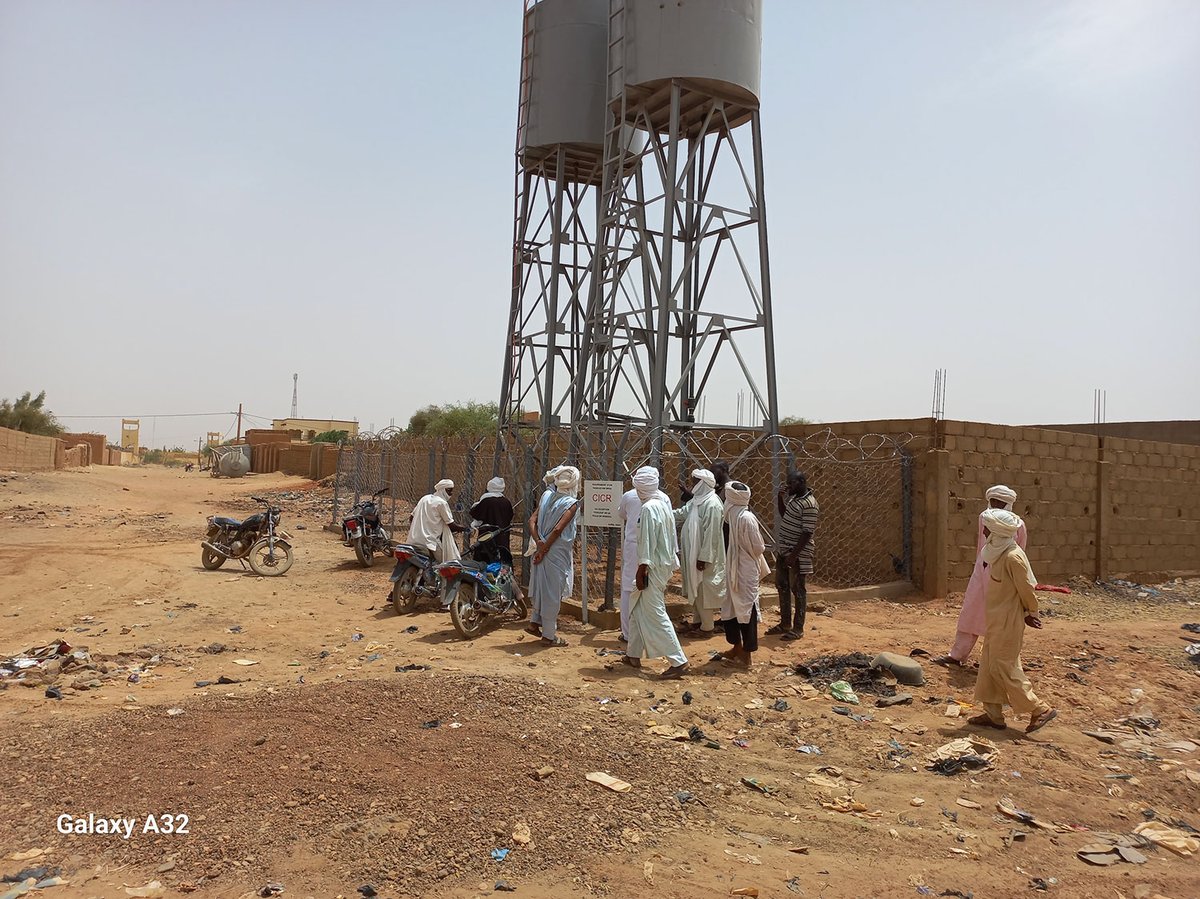 #Ménaka : Réception d’un nouveau point d'eau 💦solaire de 8 m3, réhabilité et équipé par le CICR. Ce renforcement des infrastructures améliore l’accès à l’eau pour 2000 personnes, dont des déplacés affectées par les effets combinés du conflit et changement climatiques.