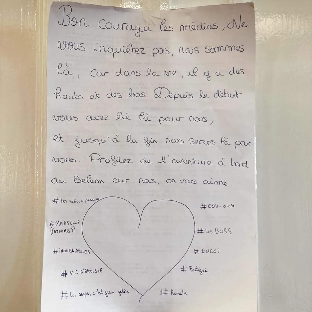 🫶 Le petit mot que les 16 jeunes marins stagiaires du #Belem ont déposé dans notre salle de montage à bord. Magnifique attention. 😍 Merci à eux d'avoir tjs répondu avec franchise et enthousiasme aux interviews #Marseille J-1 #Paris2024 #relaisdelaflamme