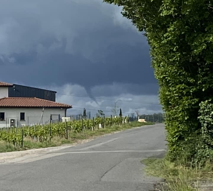 🌪️ Un #tuba bien développé a été observé ce mardi 7 mai 2024 en fin de matinée dans le département du #Rhône, ici depuis la commune de #Lozanne. (photo Nicolas Asdrubal)