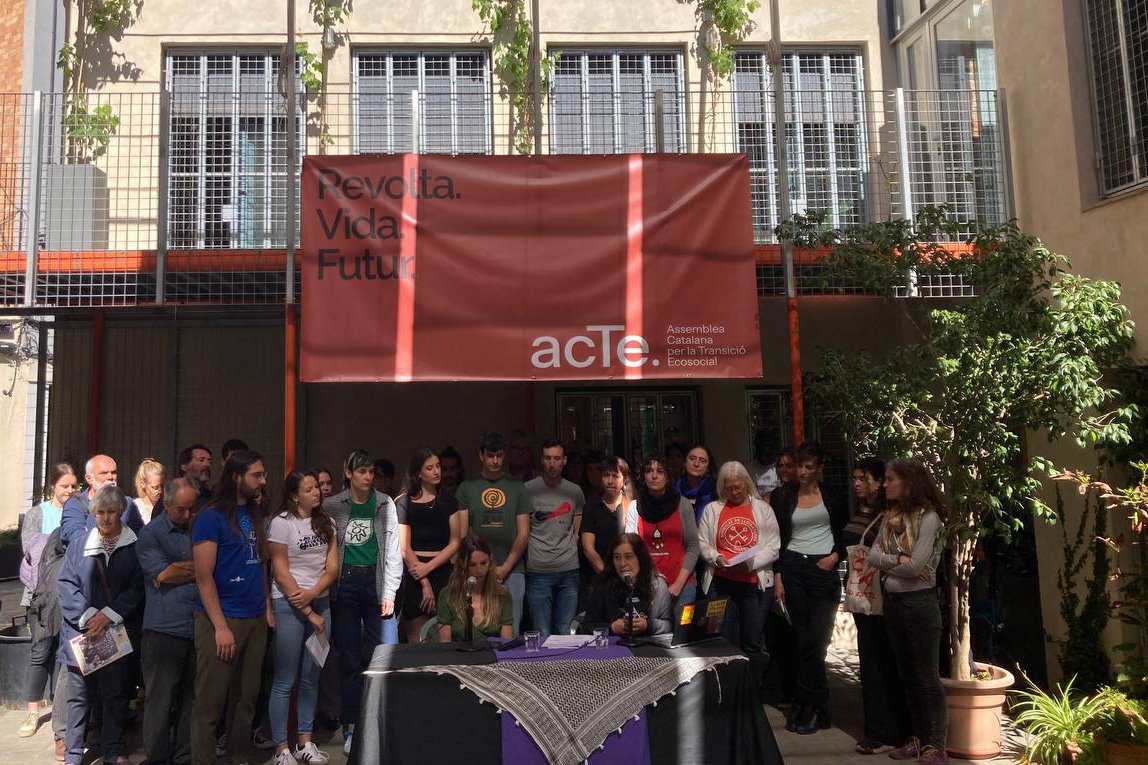 La_Directa's tweet photo. #EMERGÈNCIACLIMÀTICA | Front comú de moviments socials per exigir al pròxim Govern català polítiques “proporcionades a l’estat d'emergència ecosocial”https://t.co/w1rJAEkJJo L'@acTe_cat ha  presentat avui una cinquantena de propostes i preveu mobilitzacions unitàries✍️@TxellRigol https://t.co/sG7Q5sL5lV