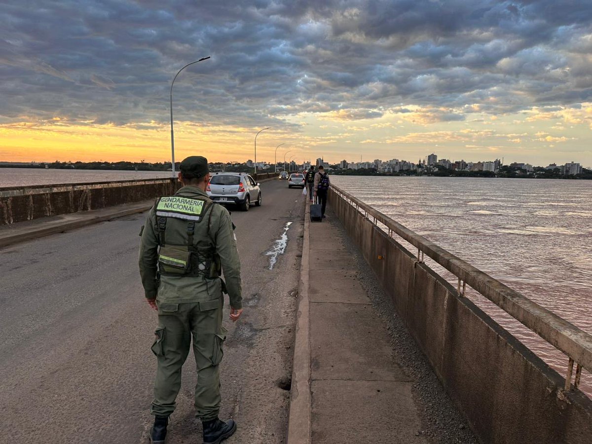 ILEGALES, AFUERA Eran dos marroquíes. Gendarmería los encontró a bordo de un ómnibus que partió de Misiones a Tucumán. Ninguno pudo justificar su ingreso al país. Entraron por un paso no habilitado, los expulsamos. Ley y orden.