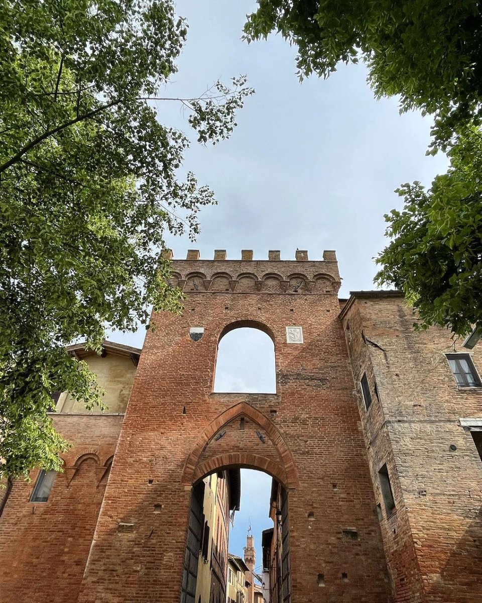 A #Buonconvento si entra passando da un'antichissima porta, che protegge l'ingresso al borgo fin dal 1300.  👉 bit.ly/Buonconvento-IT 📸 IG just.a.vagablonde