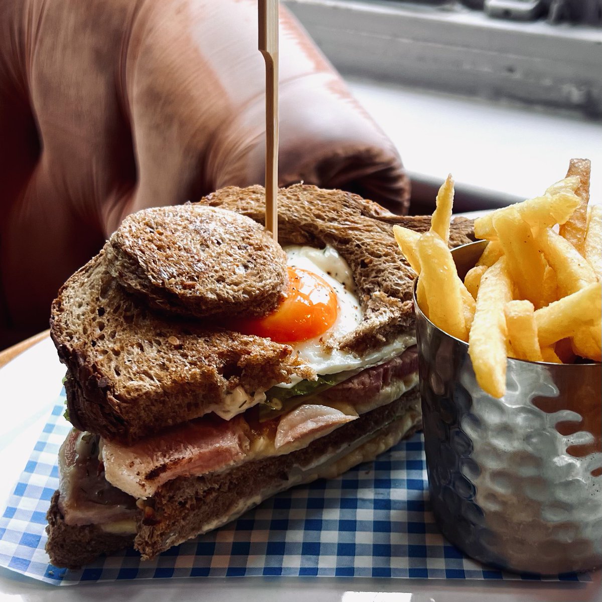 Needing a pick me up after the Bank Holiday weekend? Our brunch menu has you covered! Smoked gammon and fried egg sandwich, oozing cheddar cheese, a light drizzle of mustard, and salted-to-perfection fries 🤤 @youngspubs #brunch #bankholiday #recovery #dulwich #se26 #publife