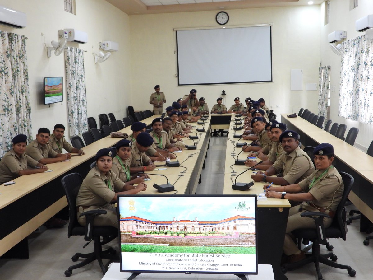 Today, a batch of Forest Range Officers from Gujarat Forest Rangers College, Rajpipla along with their accompanying faculties visited @casfosddn during their North India Tour and interacted with Shri Amlendu Pathak, IFS, Lecturer of @casfosddn.