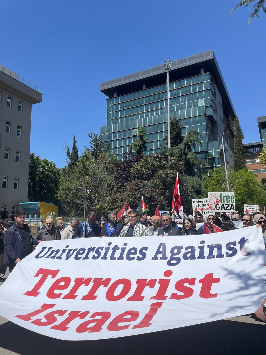 Bugün Marmara Üniversitesi öğrencileri olarak akademisyenlerimizle birlikte Filistin’in Özgürlüğü için hep beraber yürüdük 🍉

#Marmarauniversitesi 
#FreePalaestine 
#StandWithgaza