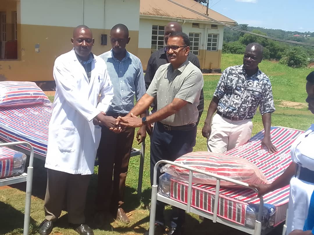 .@KinyaraSugarLtd donates beds, mattresses and pillows to boost maternal health services access at Masindi hospital. GM Ravi Ramalingam handed over the donations to Dr. Mbabazi Moses after a tour of the maternal ward. #WeAreKinyaraSugar #MaternalHealth #sdg3