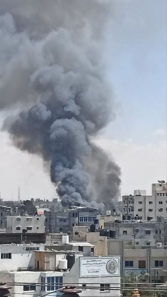 Refah'ın doğusundaki Selam mahallesindeki bir depoda İsrail ordusunun bombalaması sonucu yangın çıktı.