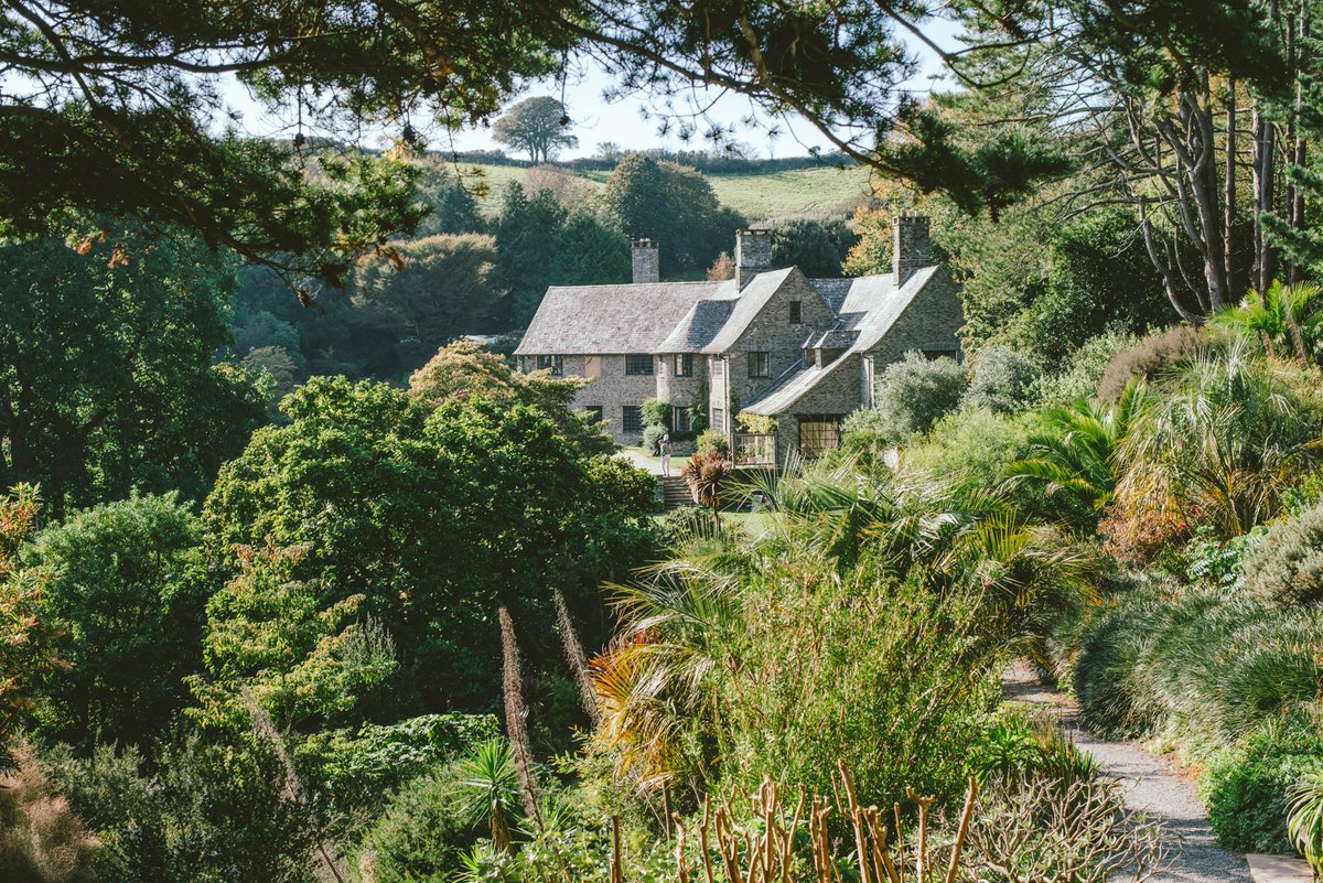 Who's ready for another round of #TuesdayTrivia? 🎉 Can you guess the name of this @nationaltrust abode? 🤔 Hint: It's located in the South Hams, but also very close to the English Riviera! 🔎