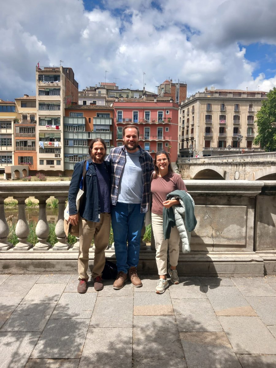 Molt contents per la incorporació de tres residents a l'Hospital d'Olot!

Han escollit l'especialitat de Medicina Familiar i Comunitària als CAPs d'Olot i Banyoles i l'atenció especialitzada a #hospiolot. Les tres places han quedat cobertes!

Benvinguts Albert, Gerard i Laura🥰