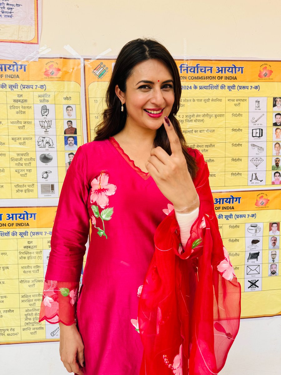 #DivyankaTripathi aka #DivyankaTripathiDahiya back in her hometown, Bhopal, to cast her vote!