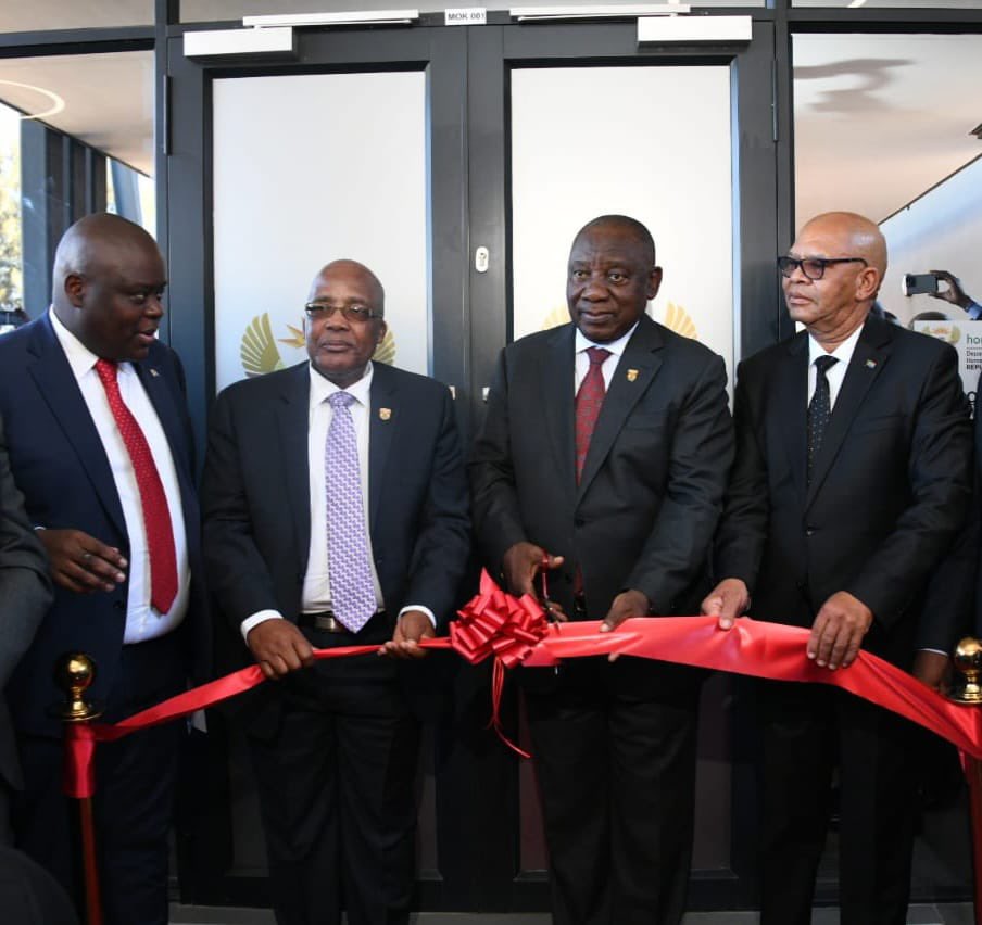 Mr President Ramaphosa opens the Mokopane Home Affairs Office with Min Motsoaledi, Limpopo Premier Mr Chupu Mathabatha and DM Nzuza @PresidencyZA @OtpLimpopo @GCISMedia #DHAServiceDeilvery