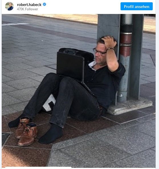 SandraKMeier's tweet photo. Wie #DonAlphonso dem Penner und Kinderbuch-Co-Autor #Habeck vor Gericht gehörigst die grünen Ohren langzog und Meinungsfreiheit beibrachte. 
Wir  gratulieren! 💙
https://t.co/cr7CyAvELB https://t.co/vwzgwLTa2r