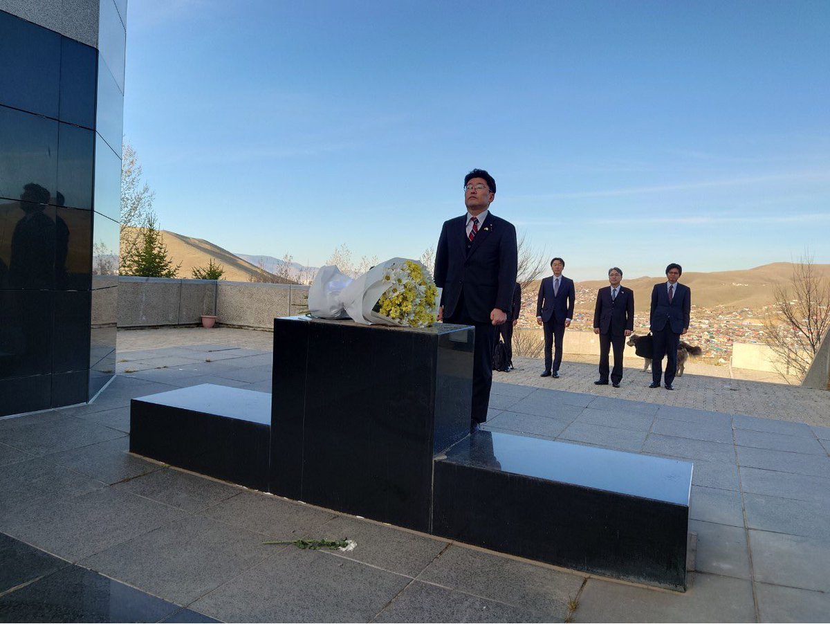 ５月６日、鬼木防衛副大臣は、モンゴル陸軍司令部を訪問し、ツォグトジャルガル陸軍司令官と懇談しました。🇯🇵🇲🇳 また、ウランバートル市郊外にある日本人抑留中死亡者慰霊碑を訪問し、献花を行いました。 #防衛省・自衛隊　#モンゴル
