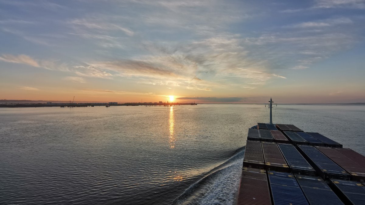 In the past 7 days, more than 210 vessels called in the Port of London.

➡️ hubs.la/Q02wl1QM0

Photo by PLA Pilot Ivaylo Bratovanov

#KeepingTradeFlowing #London #Kent #Essex #ThamesEstuary #TradingThames #RiverThames #PortOfLondon