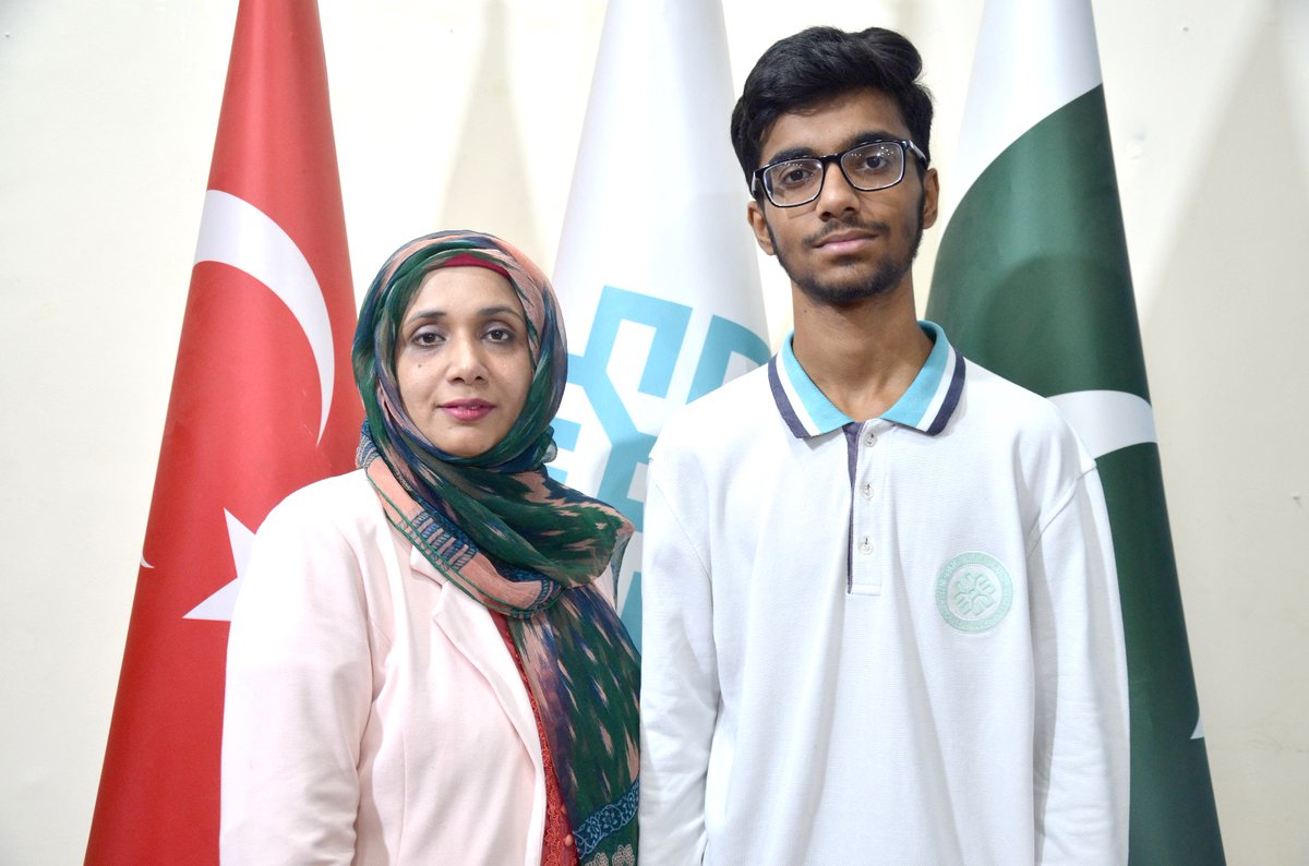 Öğrencilerimiz her alanda edindiği başarılarla adından söz ettirmeye devam ediyor! Pak-Türk Maarif Öğrencimiz İbrahim Dilşad, Cambridge Uluslararası Sınavlarında (CAIE) “Çevre Yönetimi” alanında Pakistan genelinde en yüksek puanı alarak birinci oldu. Öğrencimizi bu büyük…