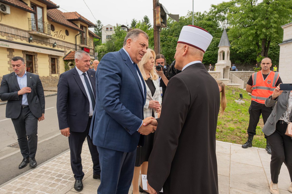 MiloradDodik's tweet photo. Свако има право да буде свој на своме. Може да буде другачији, припадник једног, другог или трећег народа, али оно што заједно морамо да градимо јесте мир на овим просторима.
Отварање обновљене џамије Арнаудије у Бањалуци је веома важан догађај јер je оно што се десило прије 30 година била грешка. 

И сада свједочимо томе да jе џамија поново изграђeна, што значи да се живот наставља даље.
Овај прелијепи објекат треба да користе вјерници и да им нико не смета у њиховим молитвама, како овдје у Бањалуци, тако и у цијелом региону.
Изградња џамије, али и наше окупљање овдје, велики су успјех и примјер свима, овдје, али и шире, да суживот и толеранција немају алтернативу.