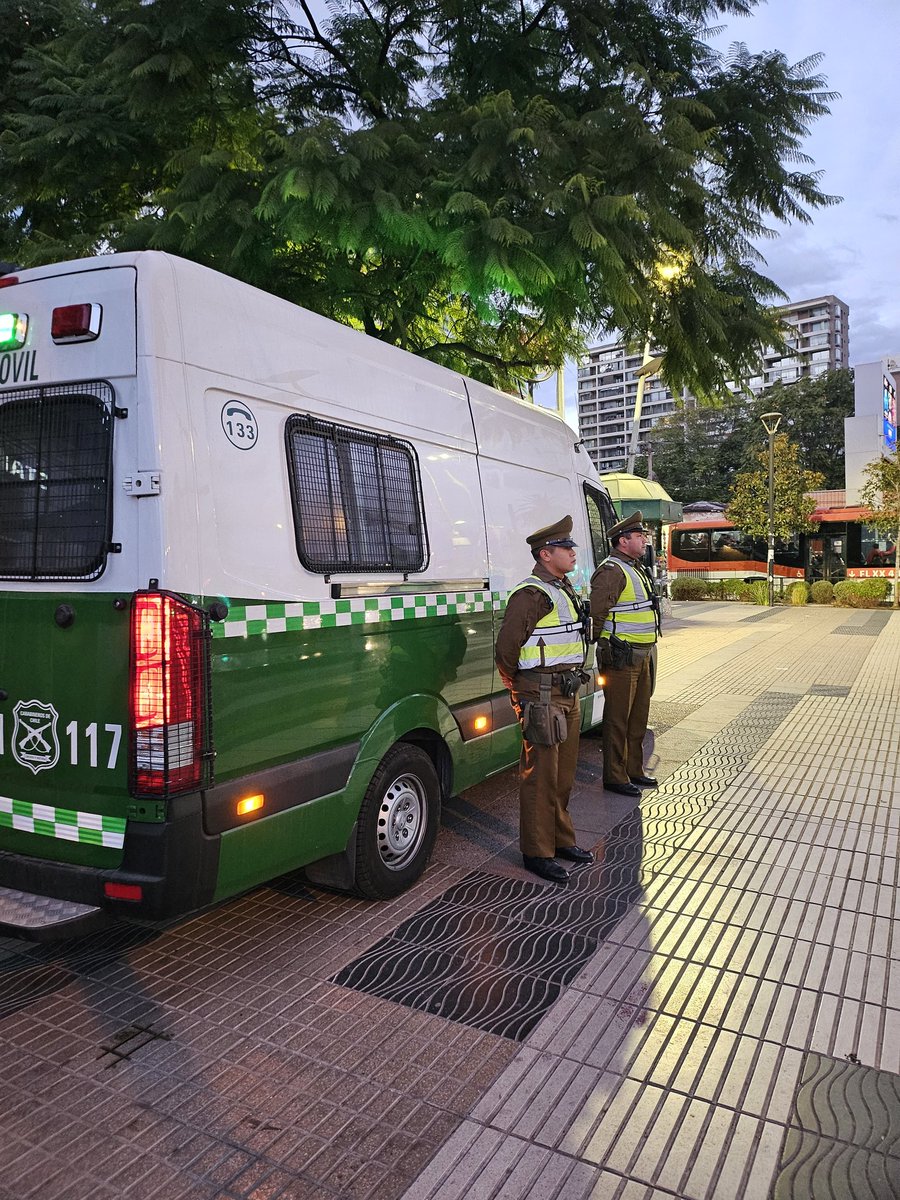 #LaReina: @Carabdechile de la 16ª Comisaría, mantiene presencia activa en estaciones de metro de la comuna, a fin de brindar seguridad y prevención.
#LaPrevencionEsNuestraEscencia