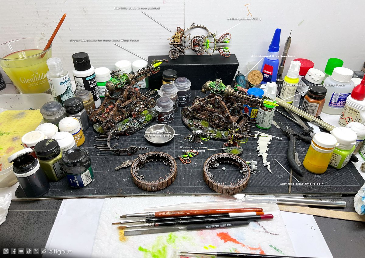 I took this photo on the spot : My paint bench is a real mess! 😅😋
Show us what's yours like?

#warhammer #WarhammerCommunity #skaven #doomwheel #warplightningcannon #ageofsigmar #theoldworld #paintingminiatures #AOS
@warhammer