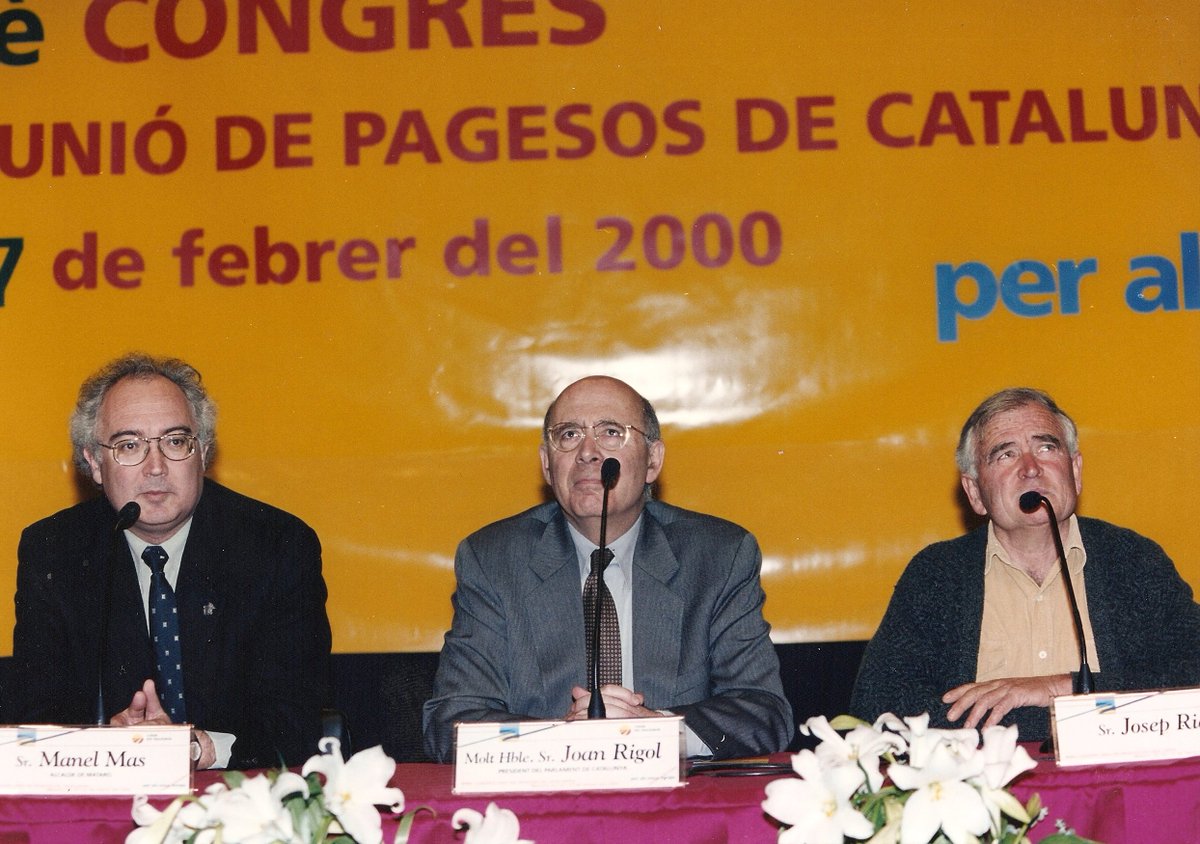 Lamentem la mort de Joan Rigol, del qual en destaquem la bona predisposició sempre a col·laborar amb el sindicat, així com la coordinació del pacte nacional pel dret decidir. A la foto, al Congrés d'@uniopagesos a Mataró, el 2000, quan ell era president del @parlamentcat. DEP