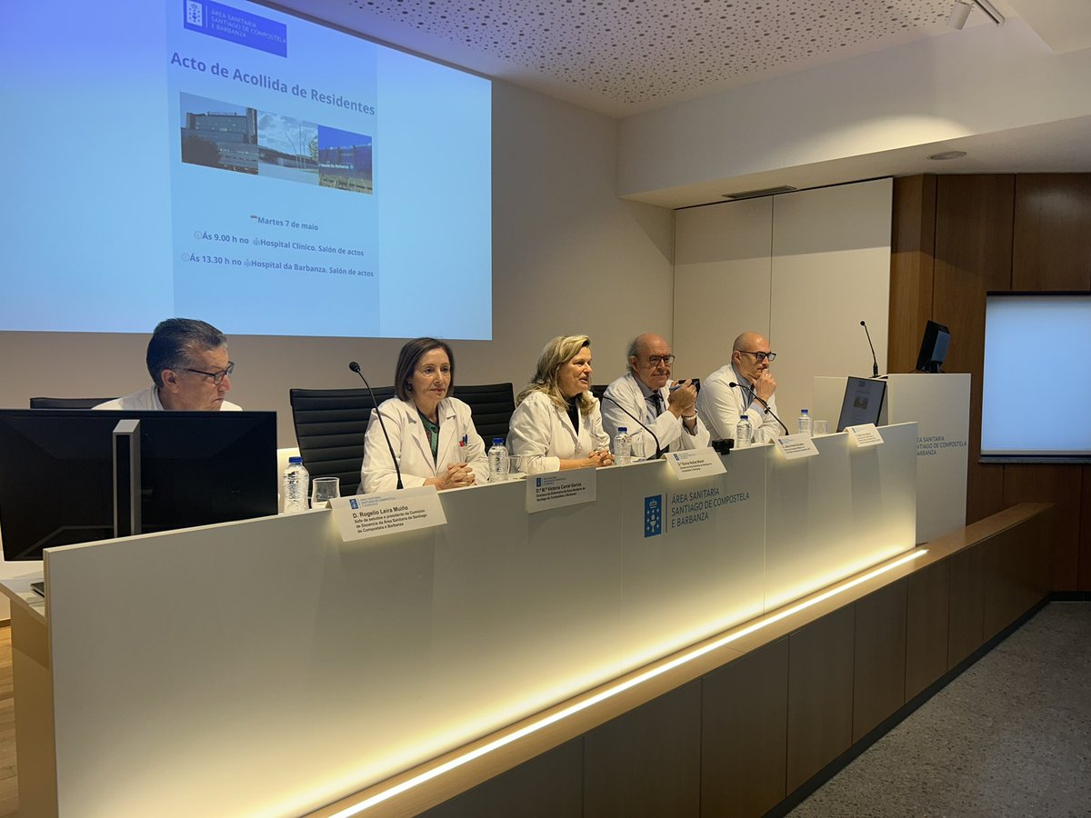👏Dámoslle a benvida aos 117 novos residentes que comezan a súa formación nos centros da Área Sanitaria de Santiago de Compostela e Barbanza! 

🏥👩‍⚕️👨‍⚕️ A xornada de acollida no Hospital Clínico foi un éxito! 🎉
