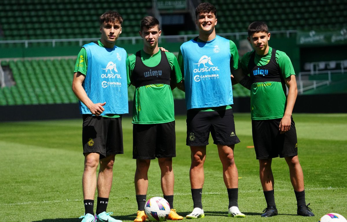 La sonrisa de entrenar con el primer equipo 😁💚

🚀 Salinas
🚀 @dieegodiaaz10  
🚀 @rodriigoraamoss 
🚀 Asier 

#CanteraRRC 🟢⚪️