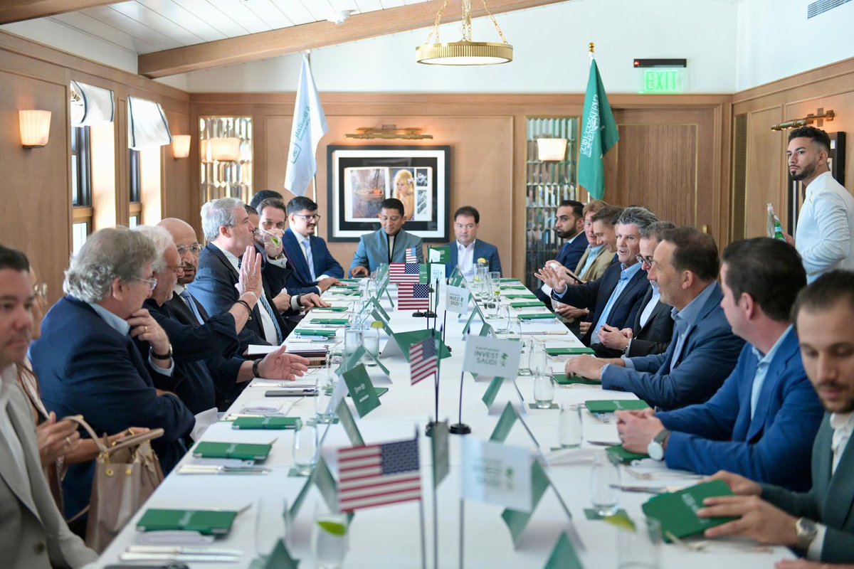 HE @Khalid_AlFalih hosted a private CEO roundtable in Miami with the presence of @MiamiMayor and leading organizations. Discussions focused on Saudi Arabia's financial market opportunities.