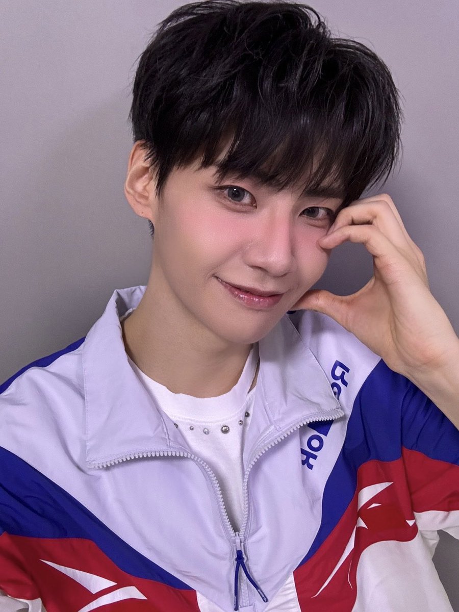 LJH_official's tweet photo. [📸]

240507 SBS M '더쇼' 완료♡
사녹부터 퇵길까지�� 브이단과 함께 보낸 행복한 하루💙 

#이진혁 #LEEJINHYUK
#RELAX #NEW_QUEST_JUNGLE https://t.co/ueYFHCfavL