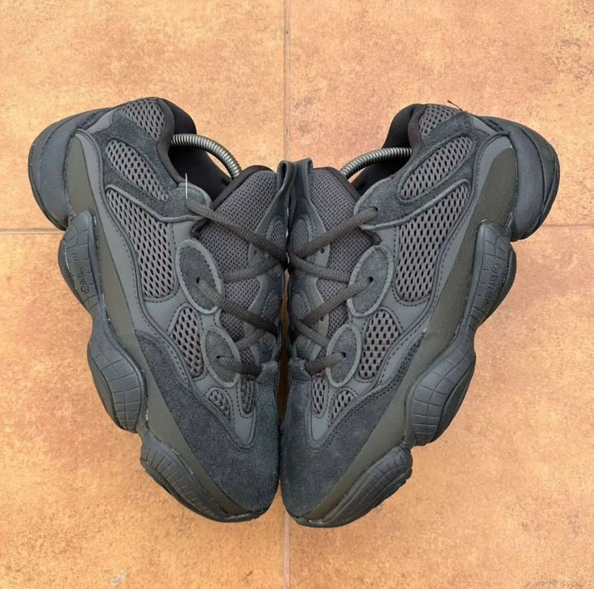 YEEZY 500 UTILITY BLACK

SIZE 40–45 AVAILABLE 

430 CEDIS 

DM/CALL/WHATSAP 0549891953 FOR PURCHASES.