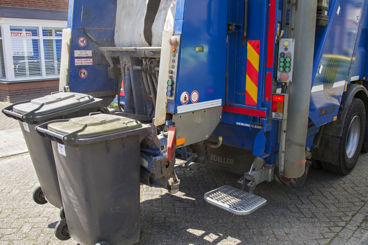 Op donderdag 9 mei wordt geen huisvuil opgehaald. Het is dan Hemelvaartsdag. Kijk op jouw persoonlijke afvalkalender voor de aangepaste (juiste) ophaaldag. De container(s) en PMD-zakken moeten op de ophaaldag om 07.30 uur buiten staan. 🗓️⤵️ veldhoven.nl/afvalkalender