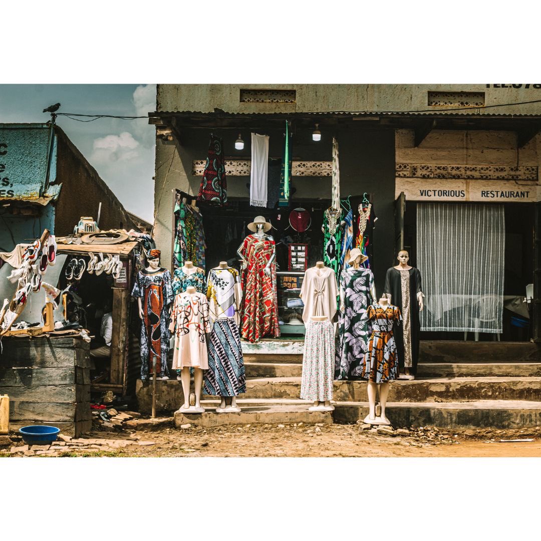 Boutique Boulevard 👗

#StreetPhotography #UrbanFashion #TheStreetDiary