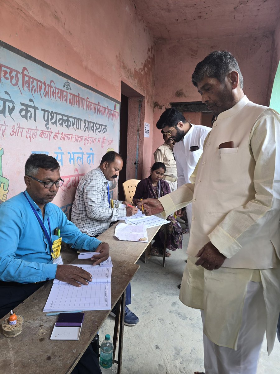 princerajpaswan's tweet image. आज अपने पैतृक निवास शहरबन्नी, खगडिया में अपने मंझले पिताजी पूज्य श्री पशुपति कुमार पारस जी एवं अपने प्रिय अनुज यश राज के साथ अपने मत का प्रयोग कर लोकतंत्र के महापर्व में अपना योगदान दिये।
#AbkiBaar400Par