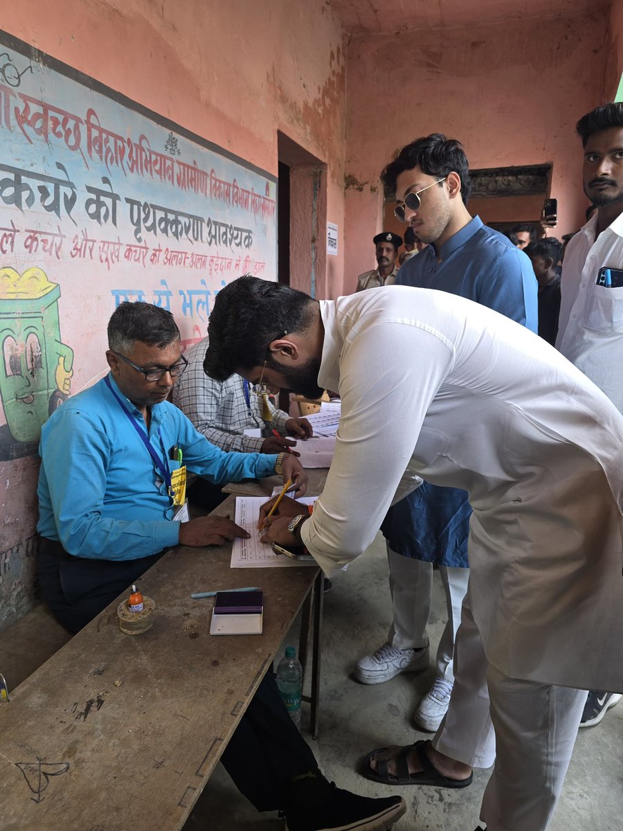 princerajpaswan's tweet image. आज अपने पैतृक निवास शहरबन्नी, खगडिया में अपने मंझले पिताजी पूज्य श्री पशुपति कुमार पारस जी एवं अपने प्रिय अनुज यश राज के साथ अपने मत का प्रयोग कर लोकतंत्र के महापर्व में अपना योगदान दिये।
#AbkiBaar400Par