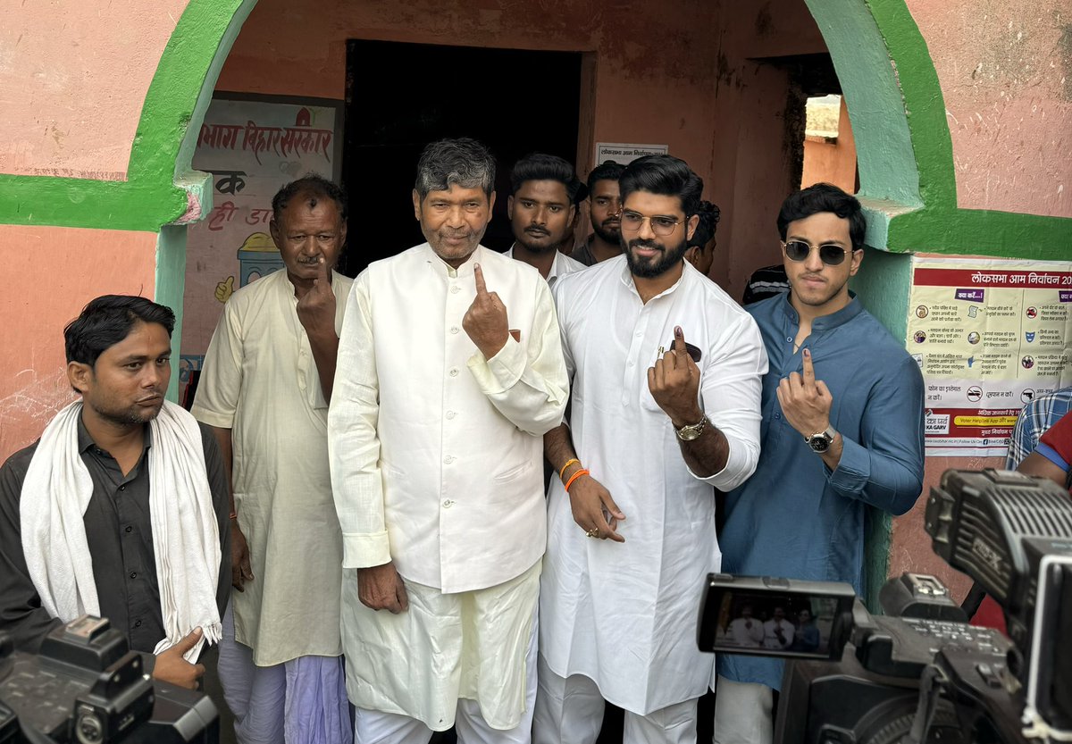 princerajpaswan's tweet image. आज अपने पैतृक निवास शहरबन्नी, खगडिया में अपने मंझले पिताजी पूज्य श्री पशुपति कुमार पारस जी एवं अपने प्रिय अनुज यश राज के साथ अपने मत का प्रयोग कर लोकतंत्र के महापर्व में अपना योगदान दिये।
#AbkiBaar400Par