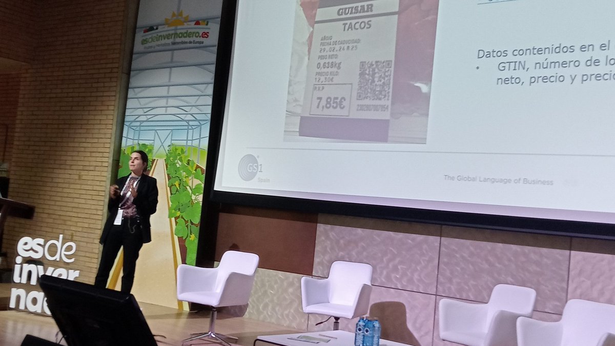 @deborahciencia @Coexphal @ualmeria @CultInvernadero @HORTYESPANA Elena Campdelacreu de @aecoc sobre la sustitución del código de barras por los #QRCode con todos los datos de trazabilidad en #InVerdaderoCongreso en la @ualmeria