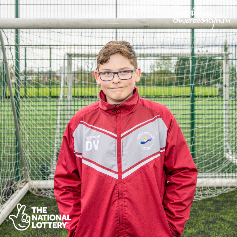 This #DeafAwarenessWeek meet Dylan, the inspiring young coach from Shotton Town United JFC. 👏 After recently passing his @FAWales Leaders course, the 14 year old is making history as one of the youngest deaf youth coaches in Wales. 🧏‍♂️ Llongyfarchiadau Dylan, dal ati!