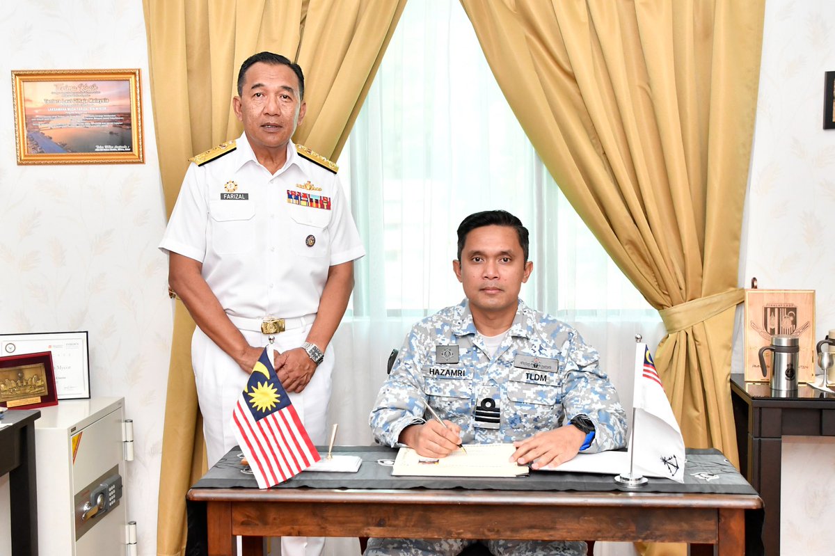 Mawilla_1's tweet photo. Kunjungan hormat Pegawai Memerintah KD BADIK, Kdr Mohd Hazamri bin Hassan TLDM ke atas YBhg PANGWILLA 1.

@tldm_rasmi 
@MPA_Barat 

#BersatuBersediaBerjaya
#3B4one https://t.co/qjPvNCrUio