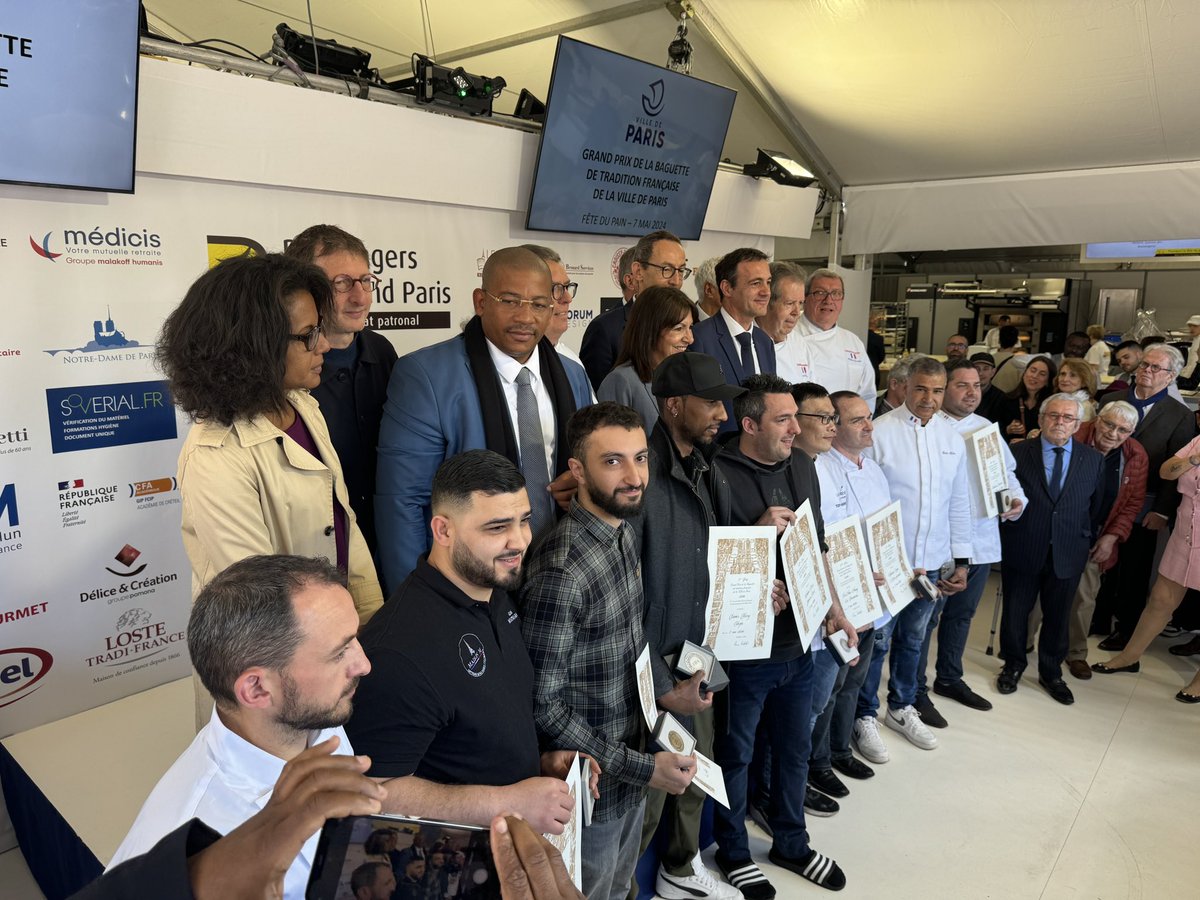 🥖 La Fête du Pain prend ses quartiers sur le parvis de Notre-Dame ! Venez à la rencontre des artisans-boulangers pour tout savoir sur ce symbole de la France et de Paris. Et Bravo à Xavier Netry de la boulangerie Utopie (11e), qui a remporté le Grand Prix de la baguette !