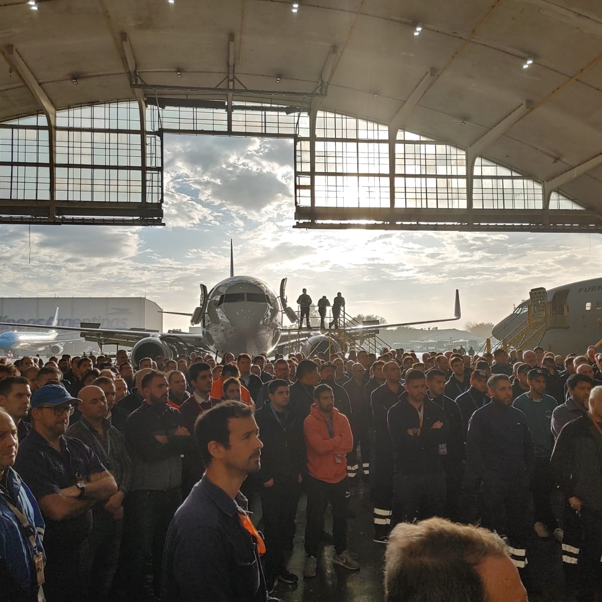 Miren este poema visual Una asamblea de trabajadores en los hangares de Ezeiza para debatir como enfrentar la privatización de Aerolíneas No se autor/a 6 de mayo de 2024