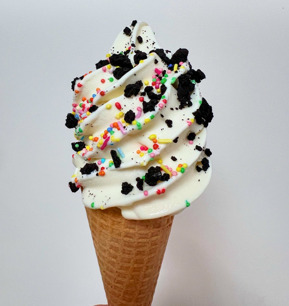 SUMMER IS HERE 🌈 🍦 Ice creams are back in the EDUkitchen! New day, new toppings!