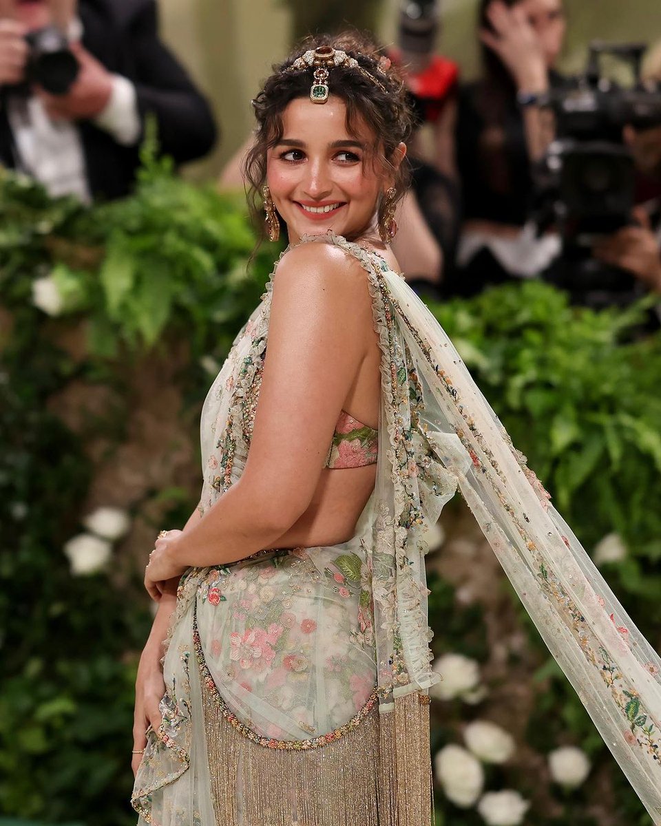 [1/2] #AliaBhatt steals the spotlight at #METGala 2024 in a stunning #Sabyasachi saree, showcasing the beauty of Indian fashion on the global stage. #IndianFashion Read more: thecultsbay.com/alia-bhatt-rad…… via
@thecultsbay