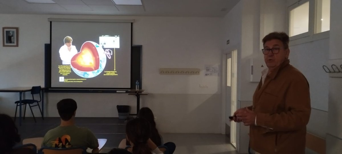 🖼️💡La exposición `Luz y Vida´está en el IES Margarita Salas y cuenta con actividades complementarias para su alumnado como el encuentro del alumnado con el oceanógrafo Víctor Díaz 

👉 i.mtr.cool/zycpqvcegp

#AndalucíaCiencia #exposiciones @UniversidadAnd @FECYT_Ciencia