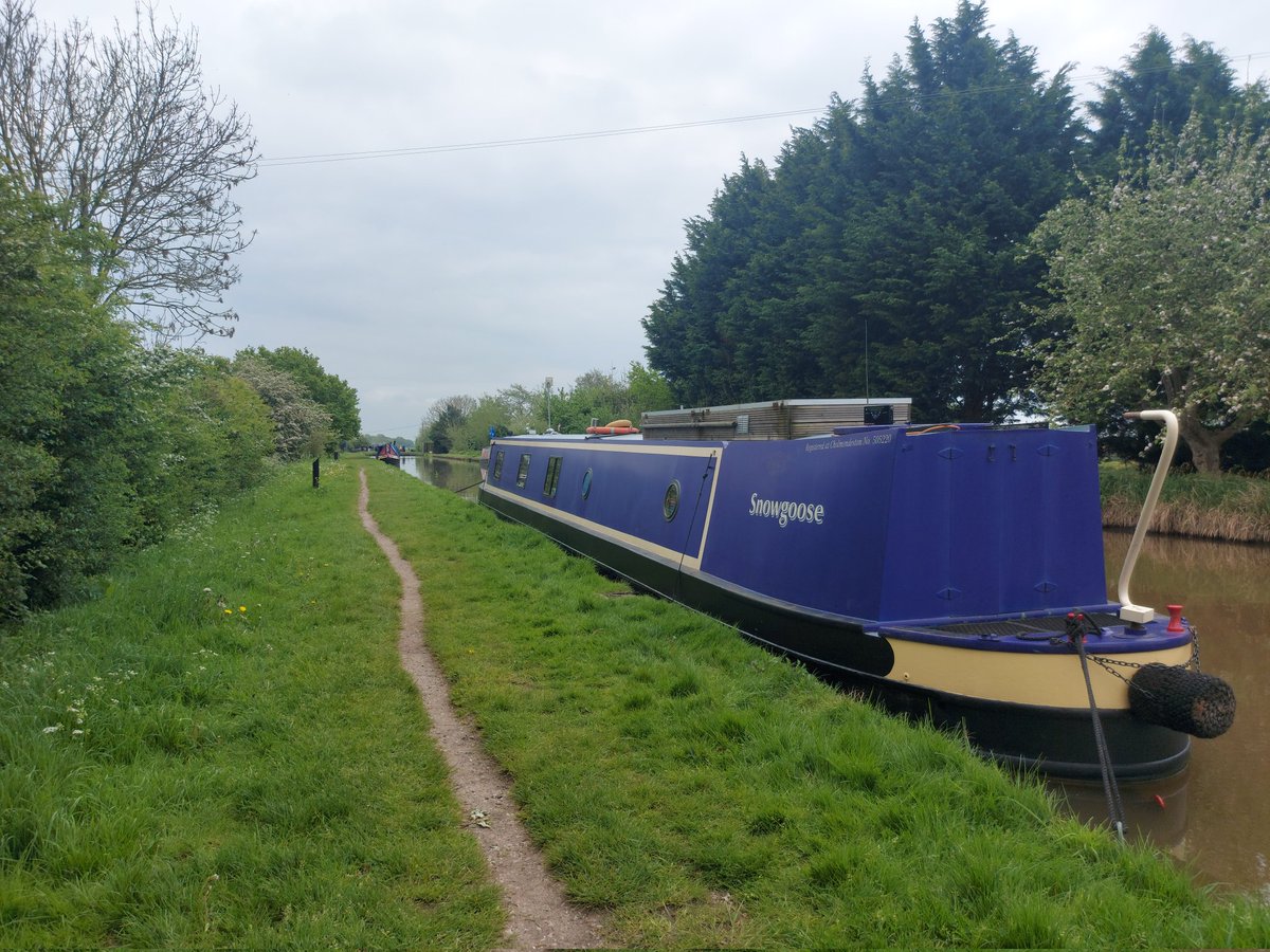 This side blacking and matt black gunwhales touched up so tip top ready for Birmingham. For now I'll watch the lock from this side for a change 👀