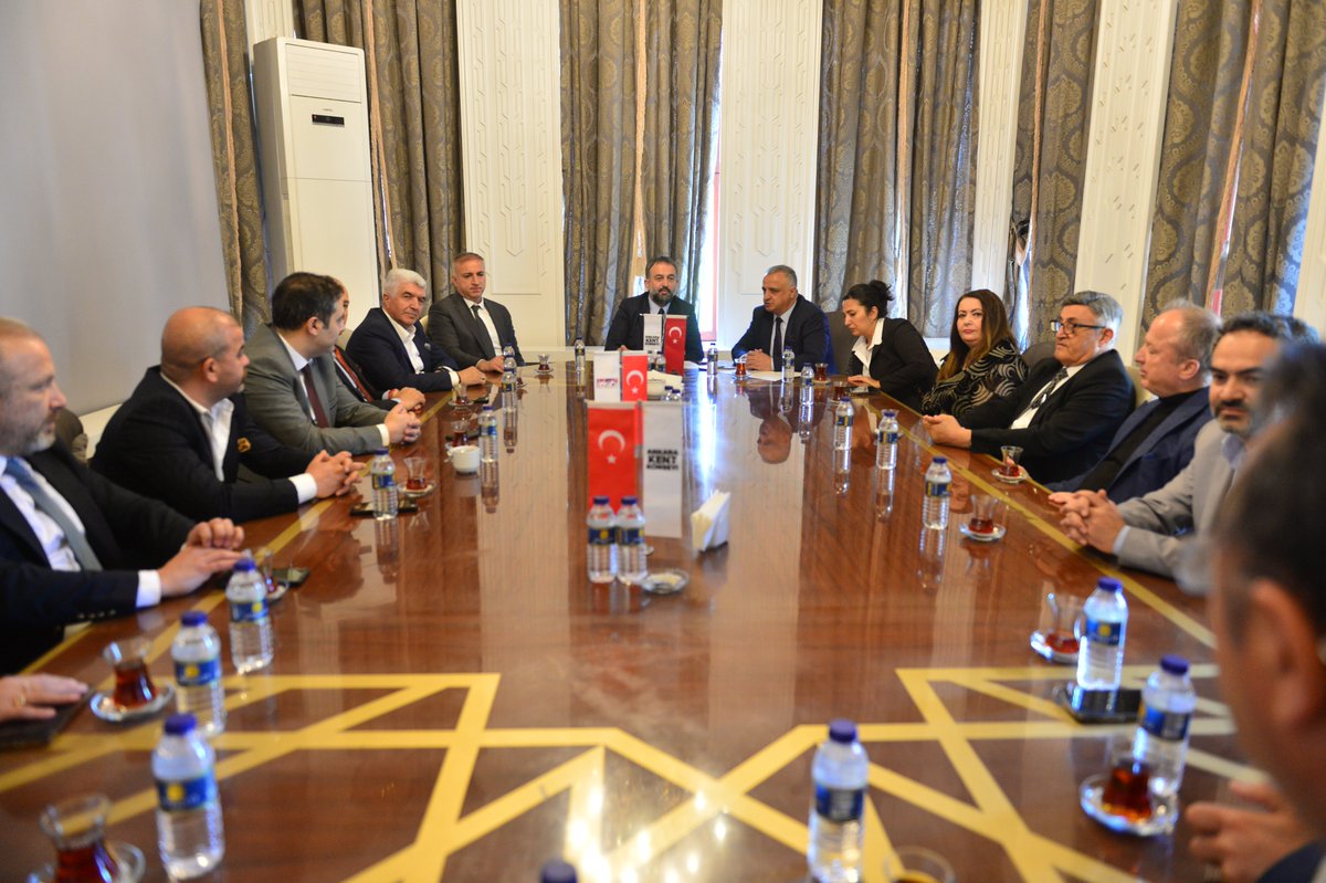 Tokat Vakfı Genel Başkanı Kerem Erdem ve Yönetim Kurulu Üyeleri Ankara Kent Konseyi'ni ziyaret etti. Ziyarette karşılıklı görüş alışverişinde bulunuldu.