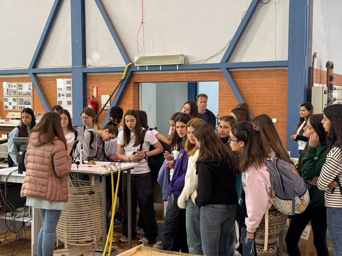 uclm_es's tweet photo. Estudiantes preuniversitarios internacionales visitan las instalaciones de @esiuclm y @CaminosUCLM en el Campus de Ciudad Real de la UCLM en una iniciativa Erasmus+ del IES Maestro Juan de Ávila.
https://t.co/tilRvZwZSX https://t.co/KBow0rSzCx