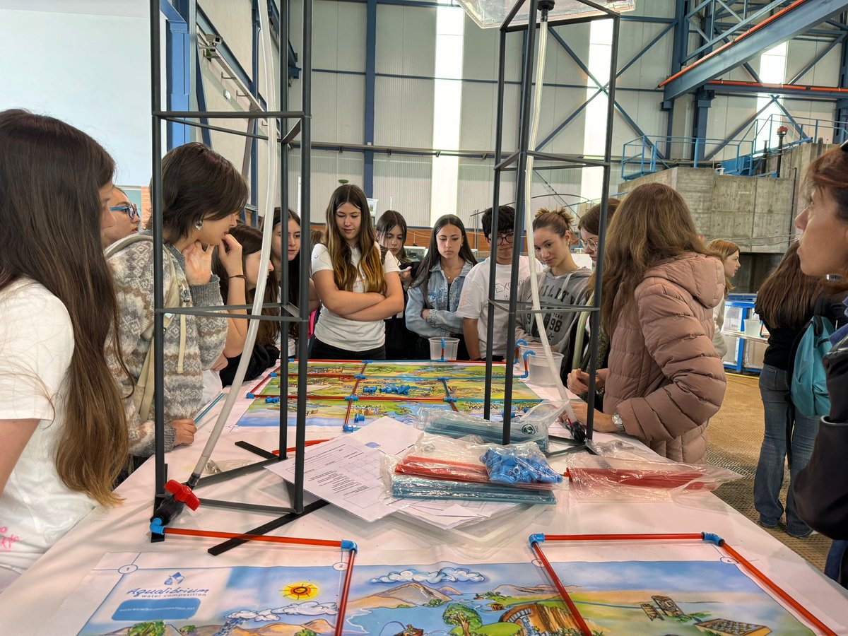 uclm_es's tweet photo. Estudiantes preuniversitarios internacionales visitan las instalaciones de @esiuclm y @CaminosUCLM en el Campus de Ciudad Real de la UCLM en una iniciativa Erasmus+ del IES Maestro Juan de Ávila.
https://t.co/tilRvZwZSX https://t.co/KBow0rSzCx
