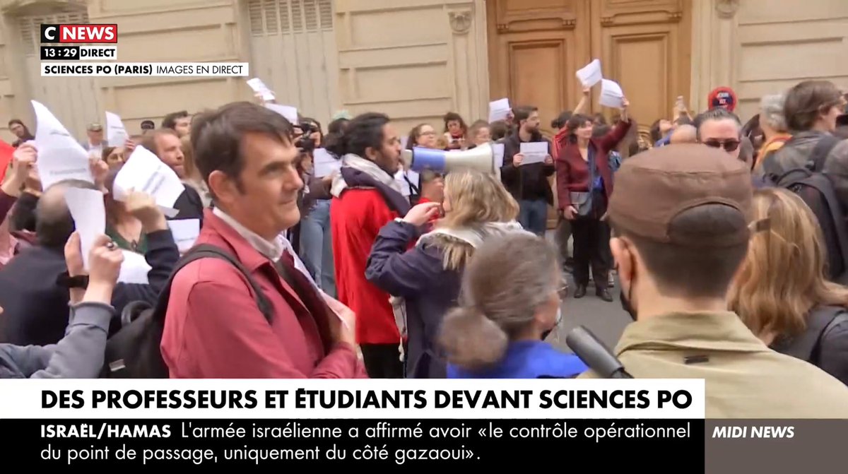 Les profs de Sciences Po rejoignent les élèves qui bloquent Sciences Po avec des slogans affichés dans toutes les langues : « nos étudiants sont notre fierté » ! Juste une question : Où sont @GabrielAttal, @GDarmanin, @sretailleau ?