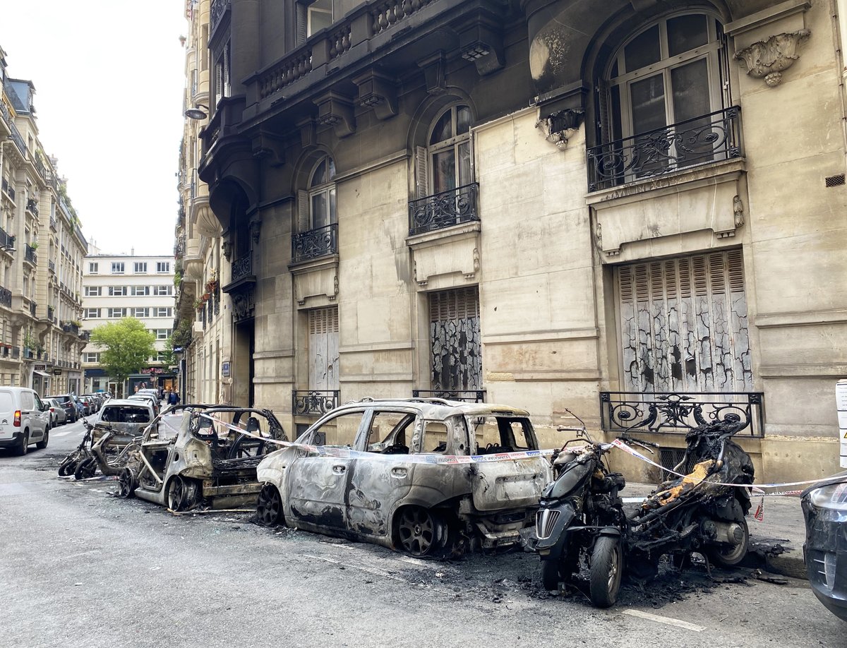 wjhaddad's tweet photo. Plusieurs véhicules incendiés cette nuit entre la Rue Eugène Manuel et la rue Claude Chahu, Paris 16ème. https://t.co/aPtvU3byX6